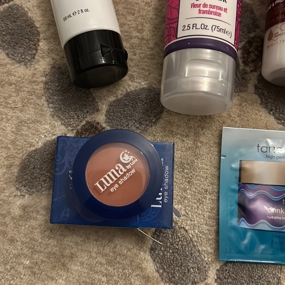 Cosmetic Bag & Products Lot - Picture 2 of 5